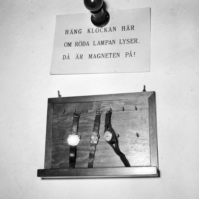 “Hang the watch here if the red light is on. Then the magnet is on!”