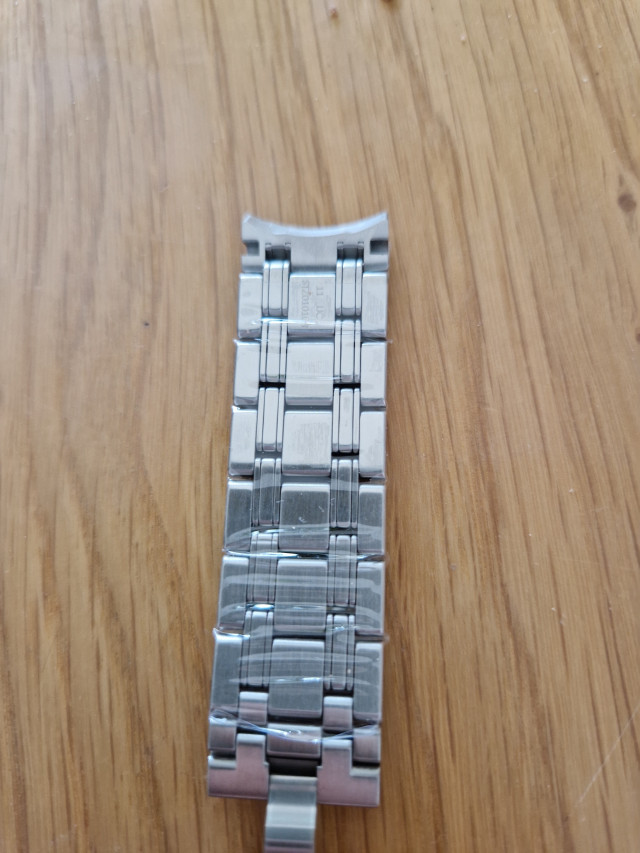 1000043054