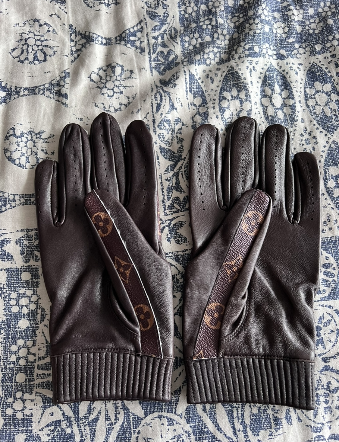 Louis Vuitton Monogram Eclipse Leather Gloves  Leather gloves, Louis  vuitton monogram, Louis vuitton accessories