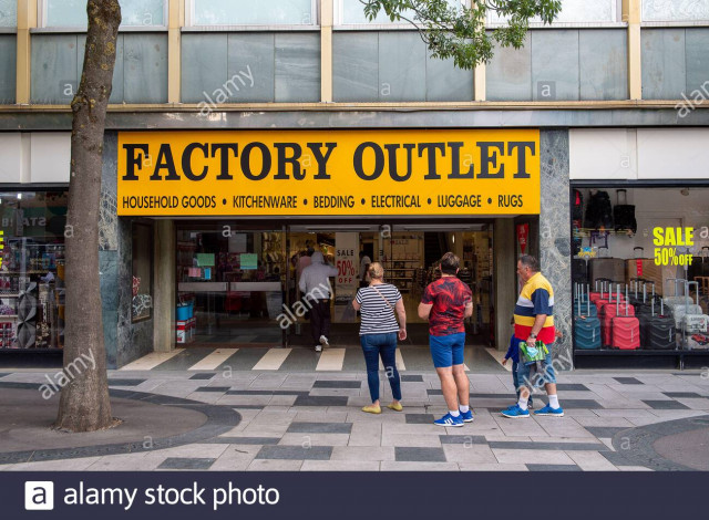 slough berkshire regno unito 22 agosto 2020 un nuovo negozio factory outlet e stato aperto a slough 